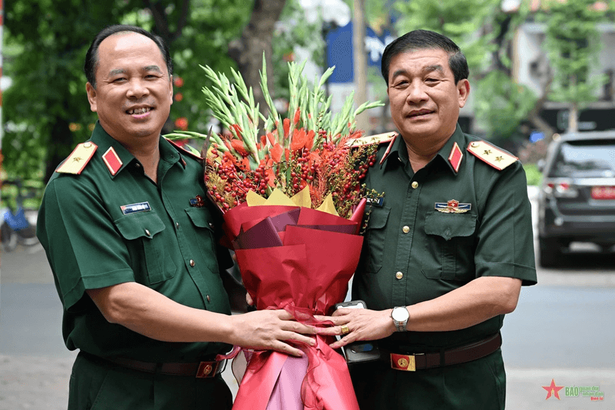 Trung tướng Trương Thiên Tô thăm và làm việc với Báo Quân đội nhân dân