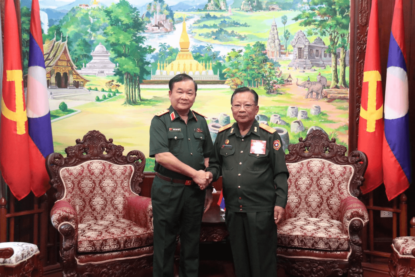 Thượng tướng Hoàng Xuân Chiến chào xã giao Bộ trưởng Bộ Quốc phòng Lào