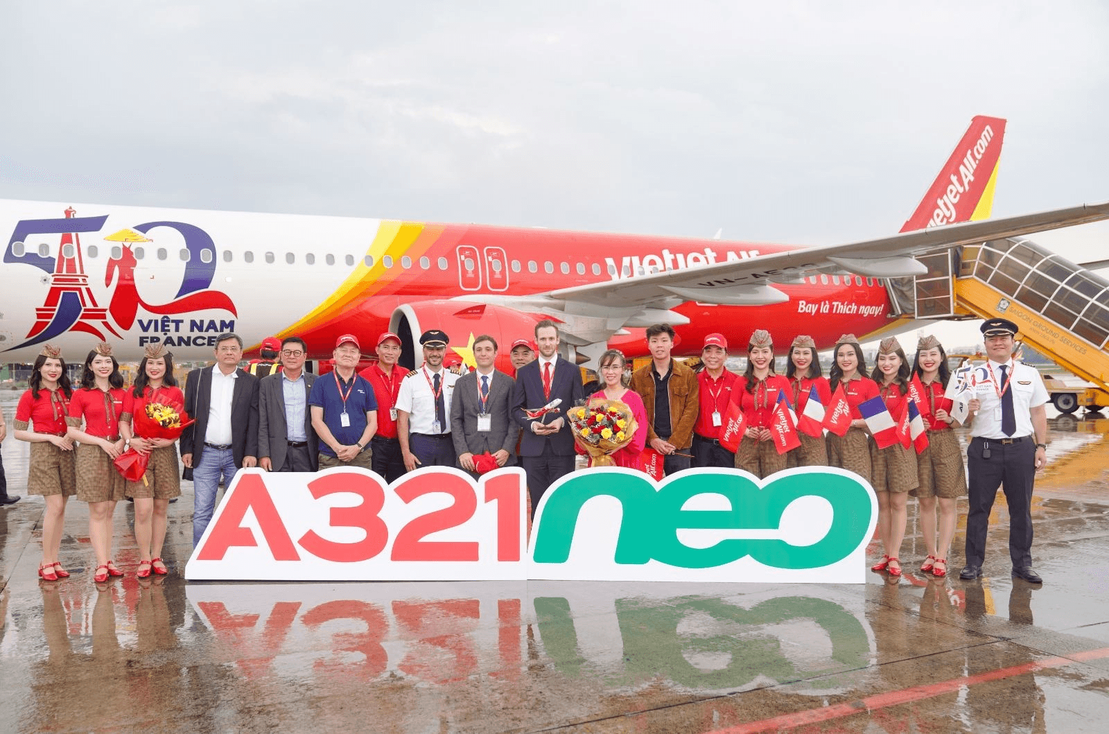Tàu bay mang biểu tượng kỷ niệm 50 năm quan hệ ngoại giao Việt Nam - Pháp đã về tới Thành phố Hồ Chí Minh sau hành trình cảm xúc