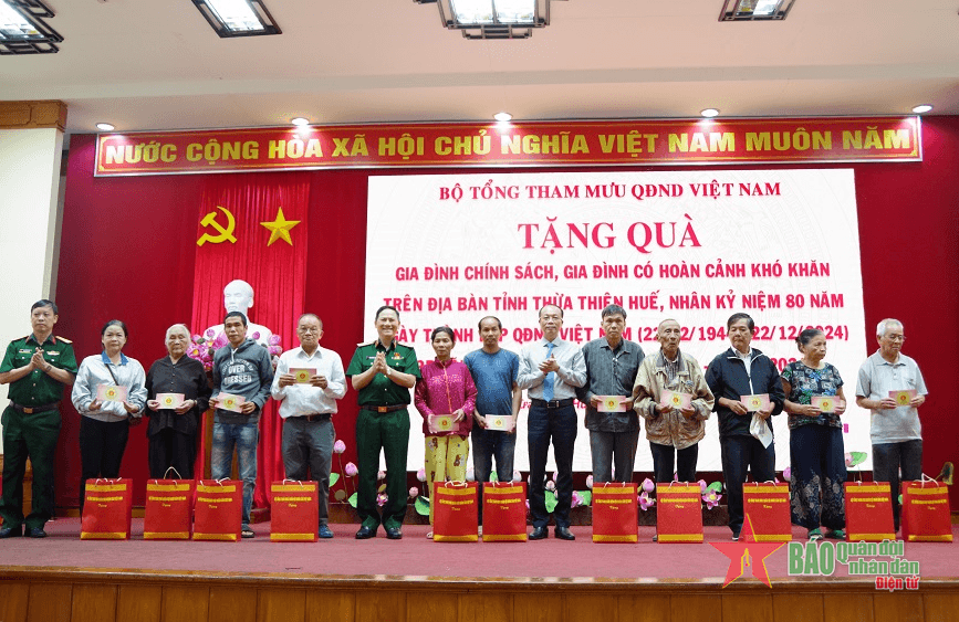 Bộ Tổng Tham mưu Quân đội nhân dân Việt Nam tặng quà tại tỉnh Thừa Thiên Huế