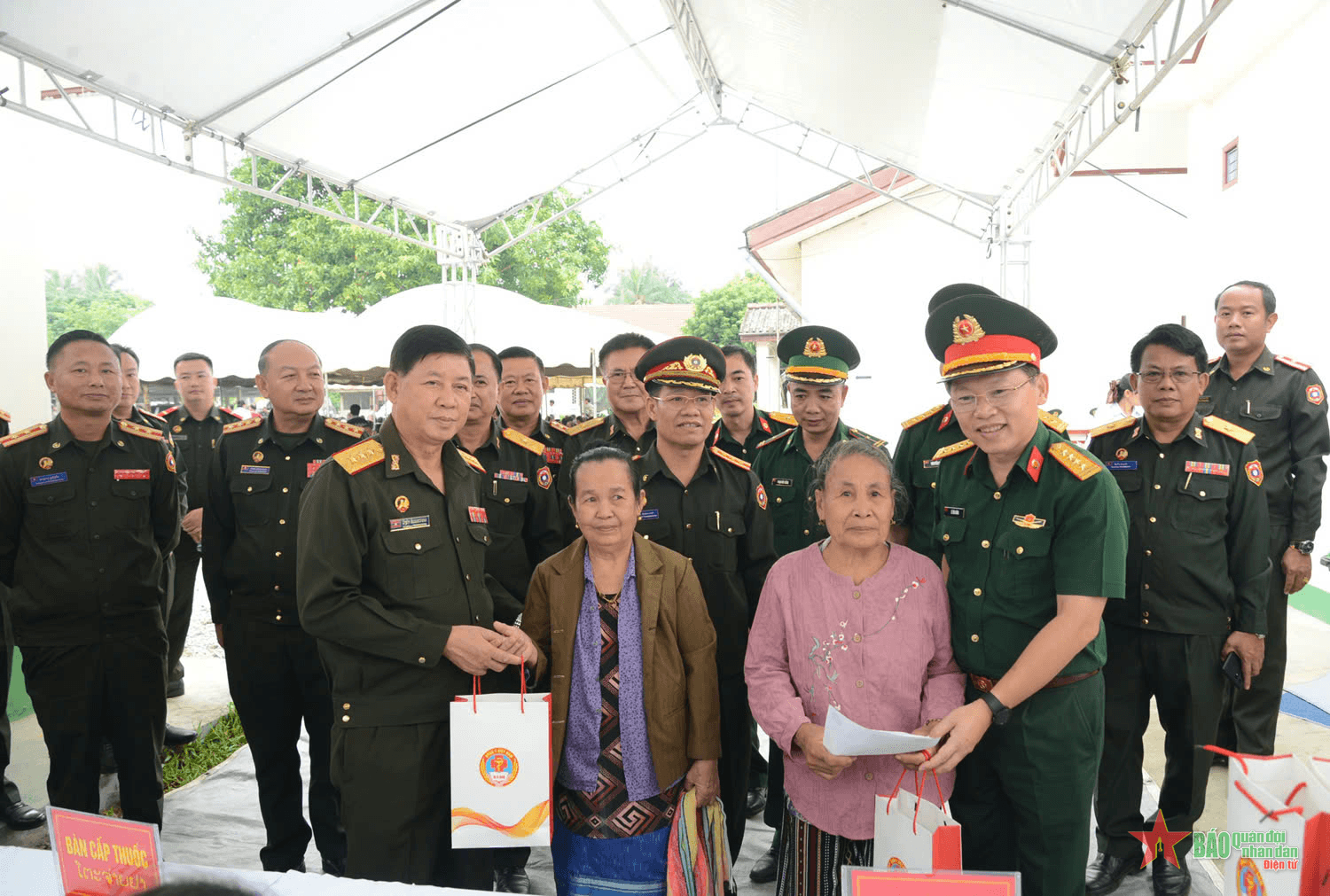 Lực lượng Quân y Việt Nam - Lào khám bệnh, cấp thuốc miễn phí cho hơn 1.100 người dân huyện Sop Bao