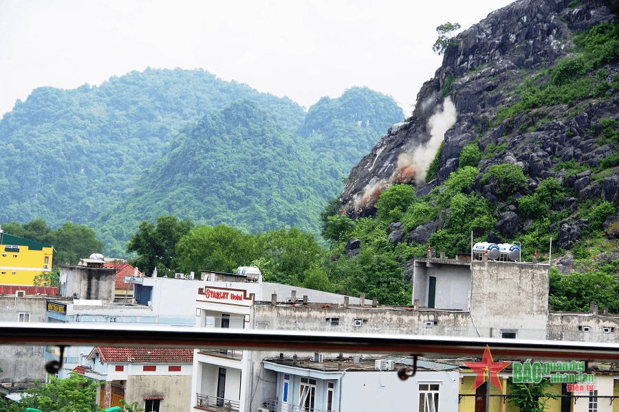 Quảng Bình: Xử lý khối đá nặng 300 tấn có nguy cơ sạt lở tại thị trấn Phong Nha, huyện Bố Trạch