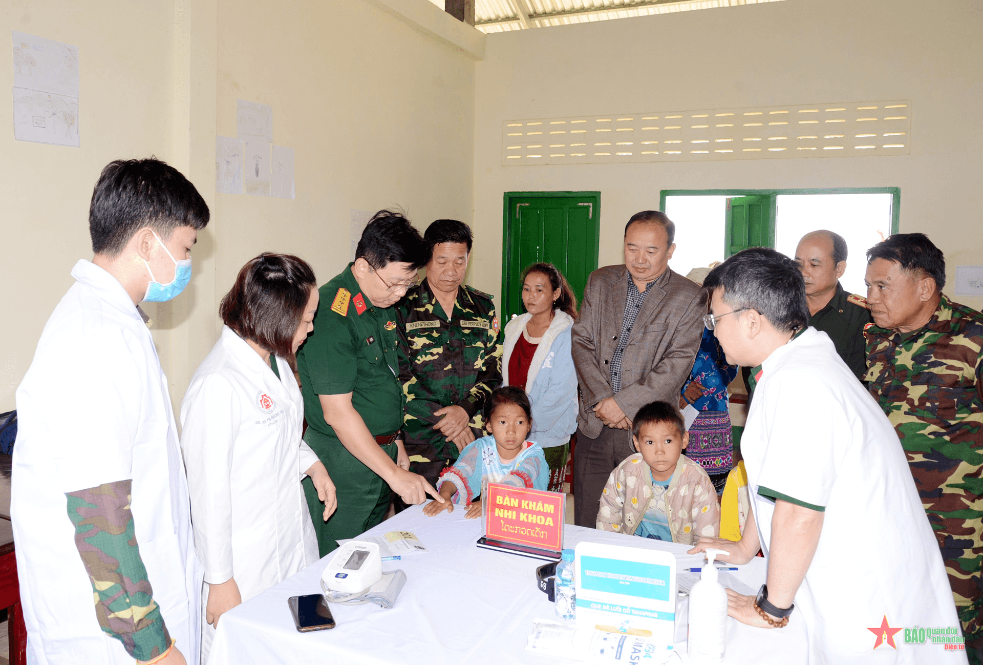 Gần 1.600 người dân Sop Bao (Houaphanh, Lào) được quân y khám bệnh, cấp thuốc miễn phí