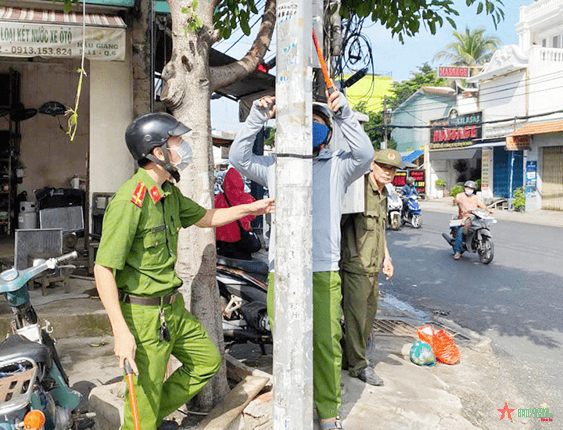 Tuổi trẻ Công an TP Hồ Chí Minh ra quân bóc xóa các sản phẩm quảng cáo sai quy định