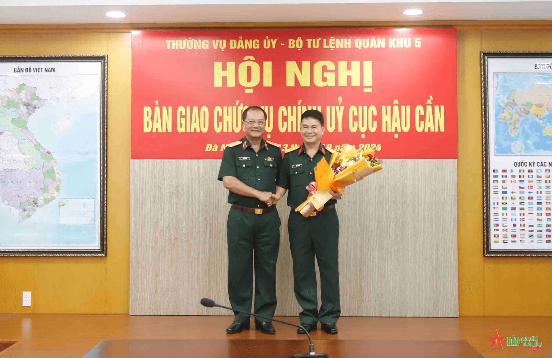 Bàn giao chức vụ Chính ủy Cục Hậu cần Quân khu 5