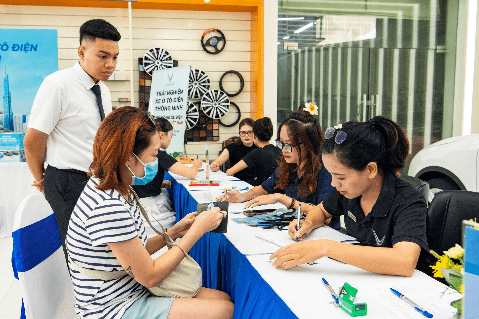 Nhiều người dùng xe xăng quyết đổi sang xe điện VinFast chỉ sau một buổi lái thử