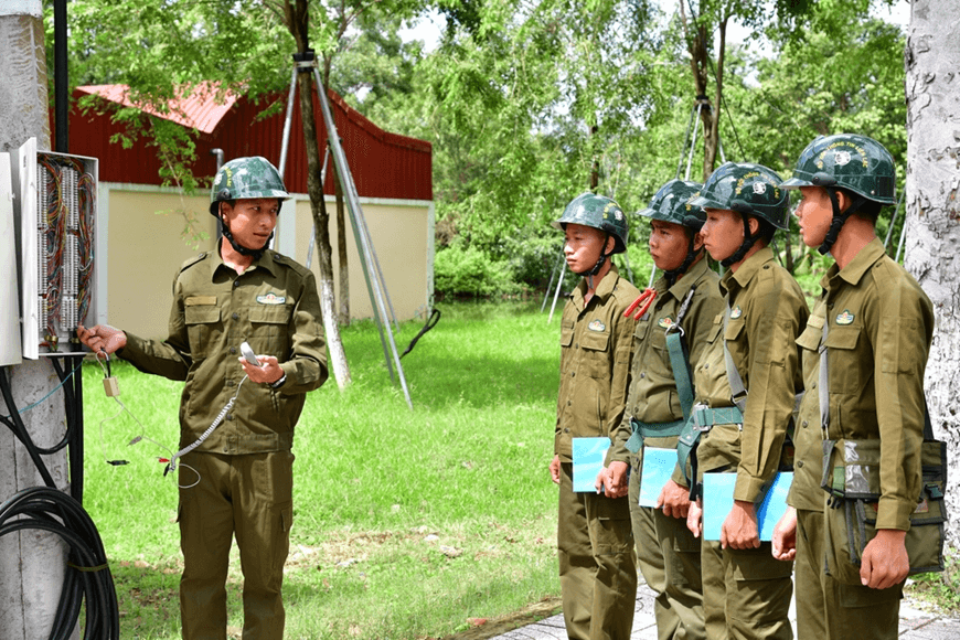 Ống kính bạn đọc: Huấn luyện bảo đảm thông tin liên lạc