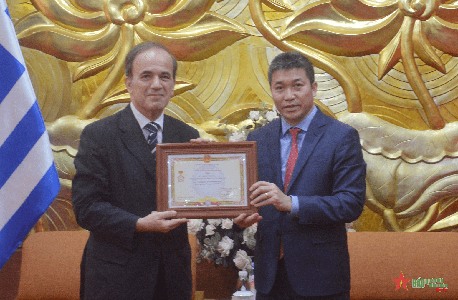 Trao Kỷ niệm chương tặng Đại sứ Hy Lạp tại Việt Nam