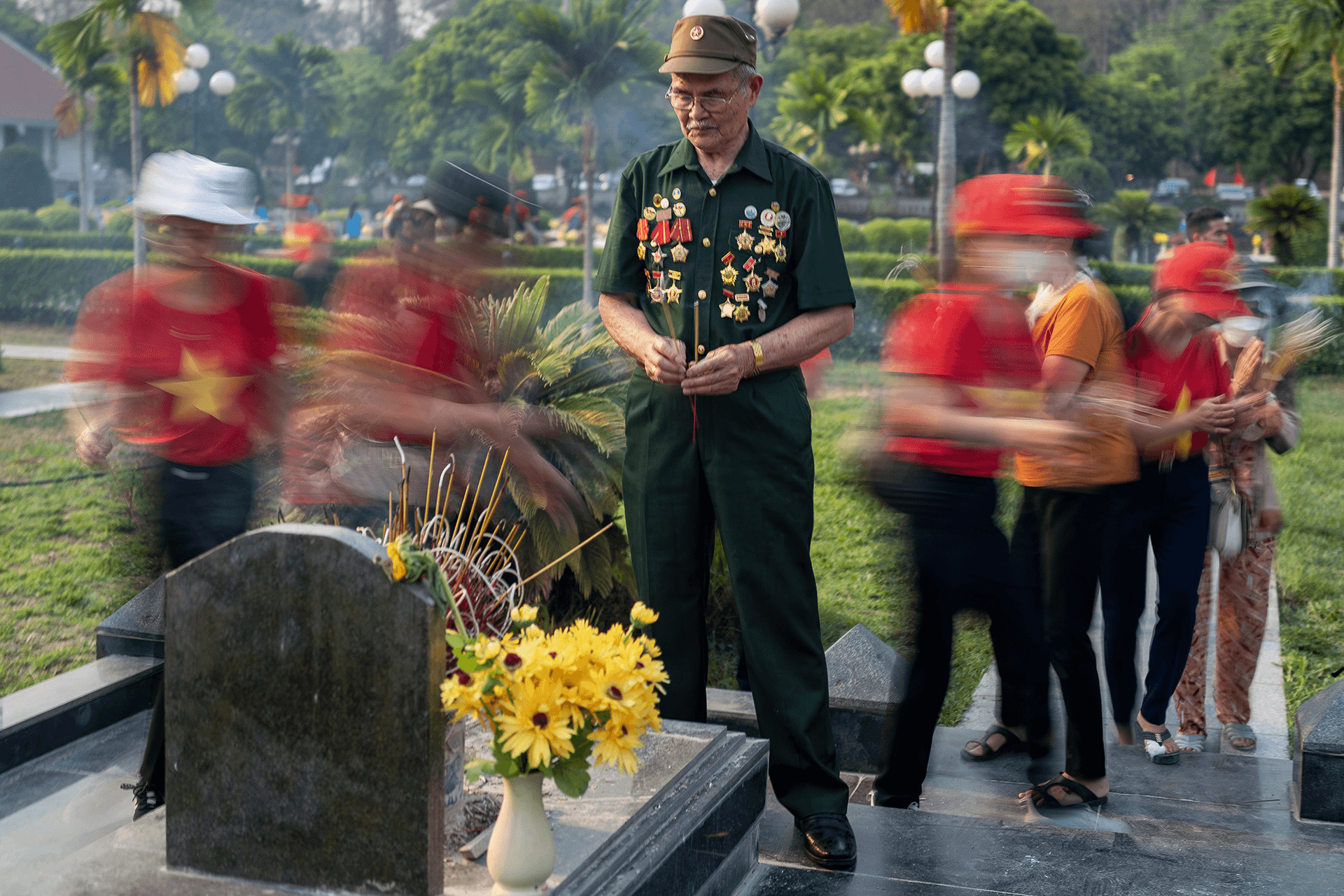 Cuộc viếng thăm của những đồng đội giữa "hai thế giới"