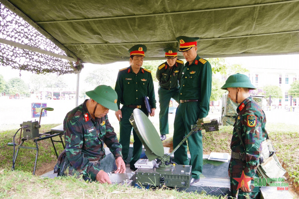 Binh chủng Thông tin liên lạc kiểm tra tại Sư đoàn 324