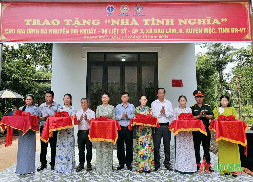 Ban CHQS huyện Xuyên Mộc (Bà Rịa - Vũng Tàu) phối hợp trao nhà tình nghĩa