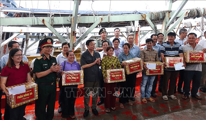 Phó thủ tướng Trần Hồng Hà thăm hỏi ngư dân cửa biển Sông Đốc