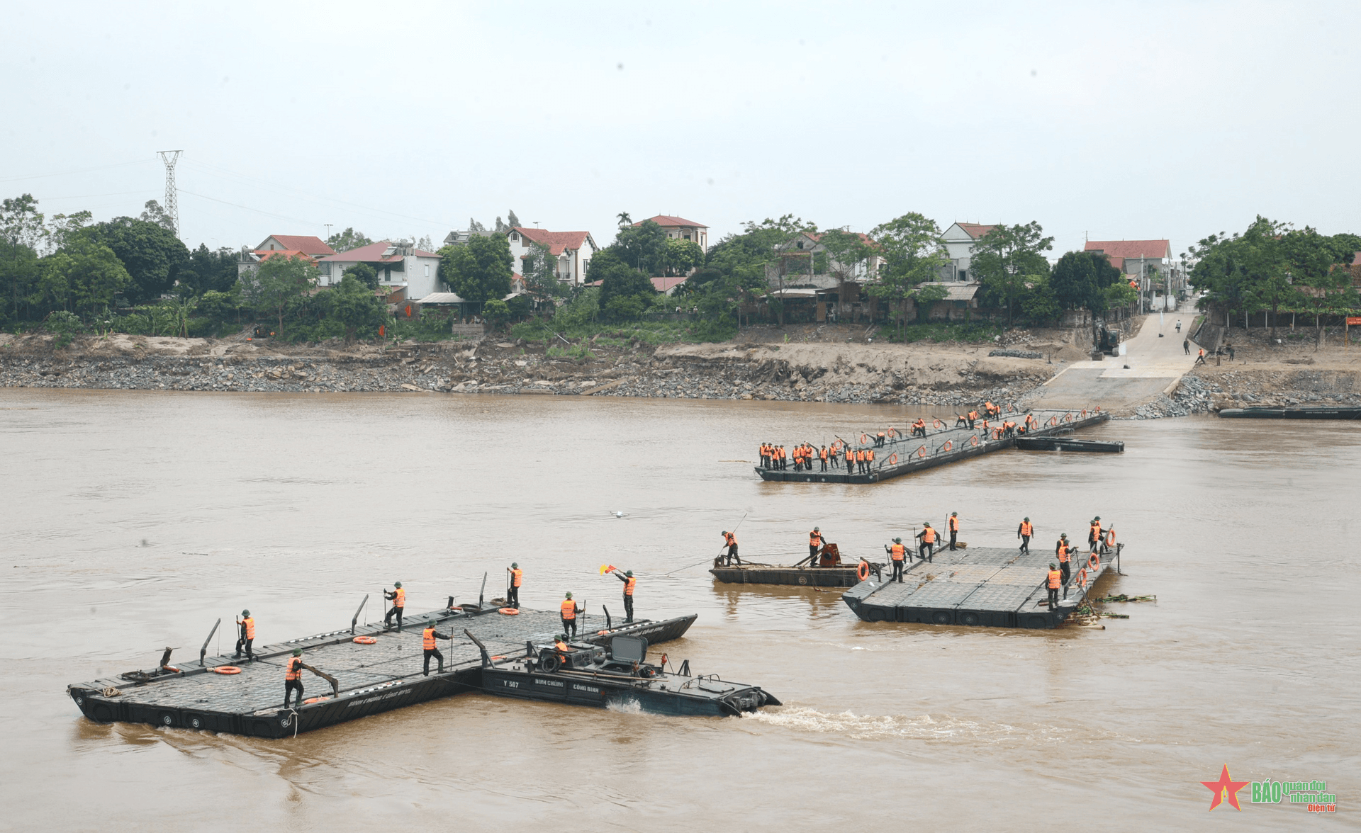 Tạm cắt cầu phao khu vực Phong Châu để bảo đảm an toàn cho người dân