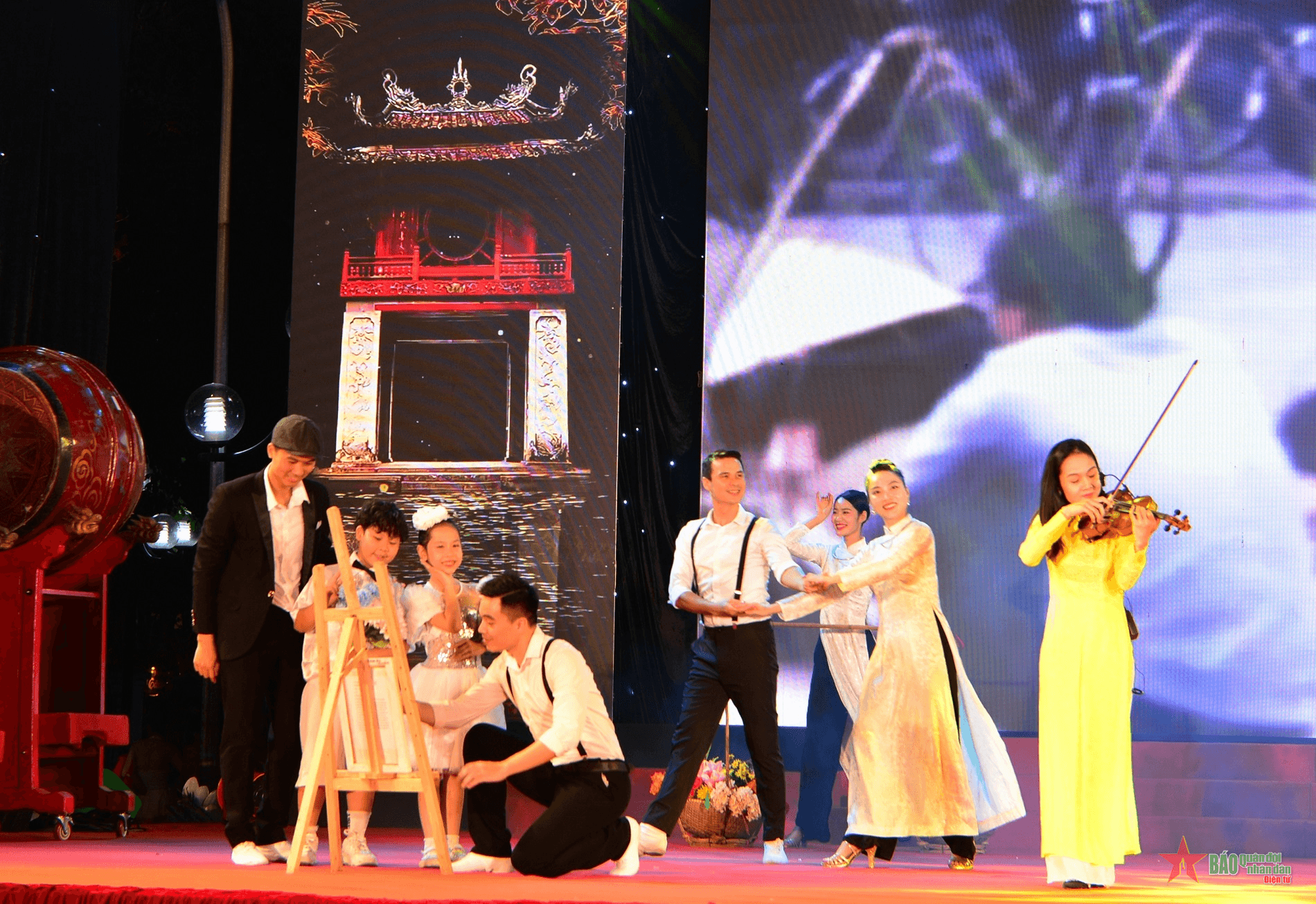 Liên hoan nghệ thuật ngợi ca Thủ đô Hà Nội anh hùng