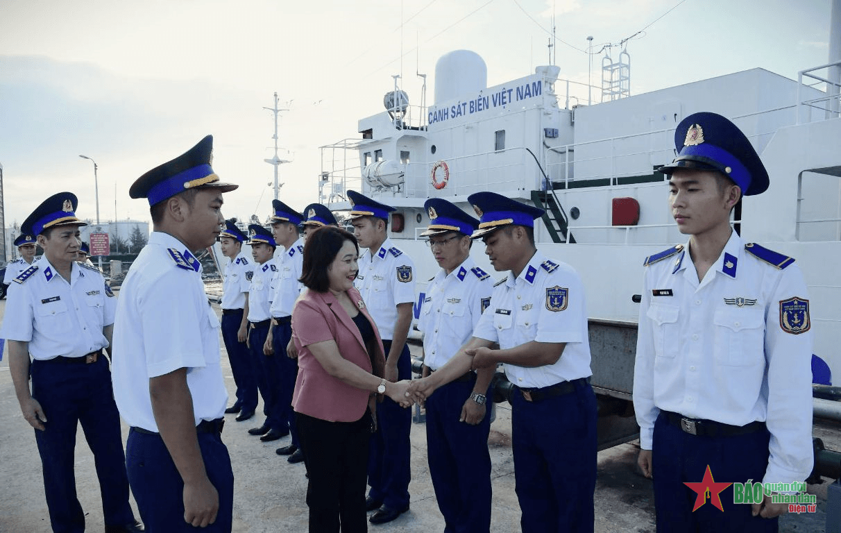 Thăm, tặng quà hai tàu Vùng Cảnh sát biển 2 tham gia cứu nạn