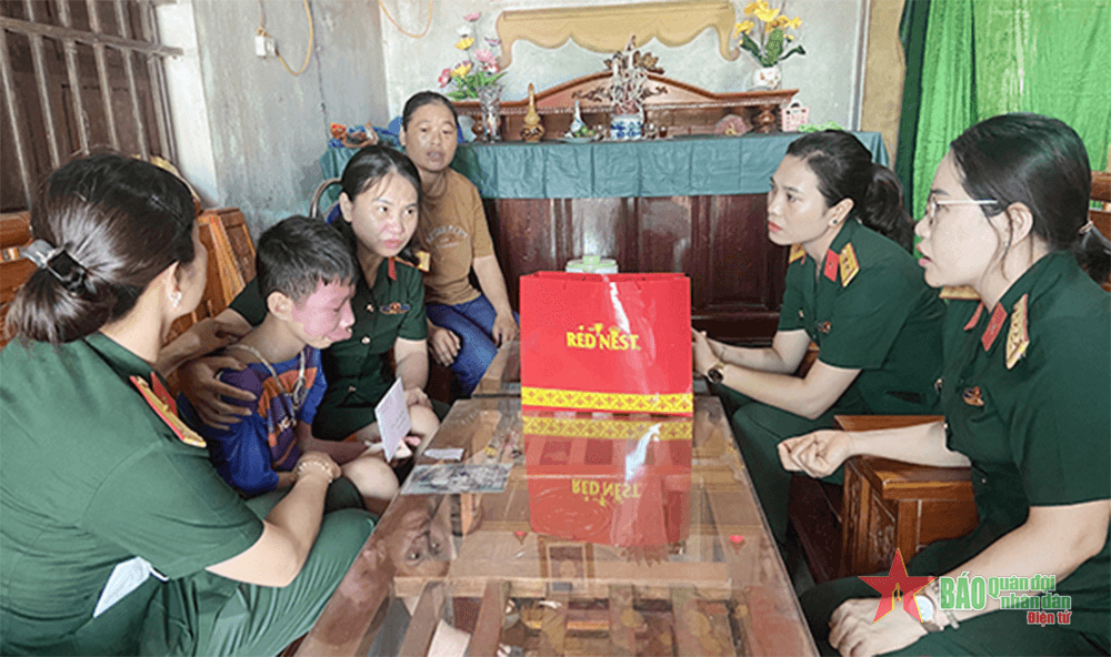 Phụ nữ Quân khu 4 giúp nhau thoát nghèo