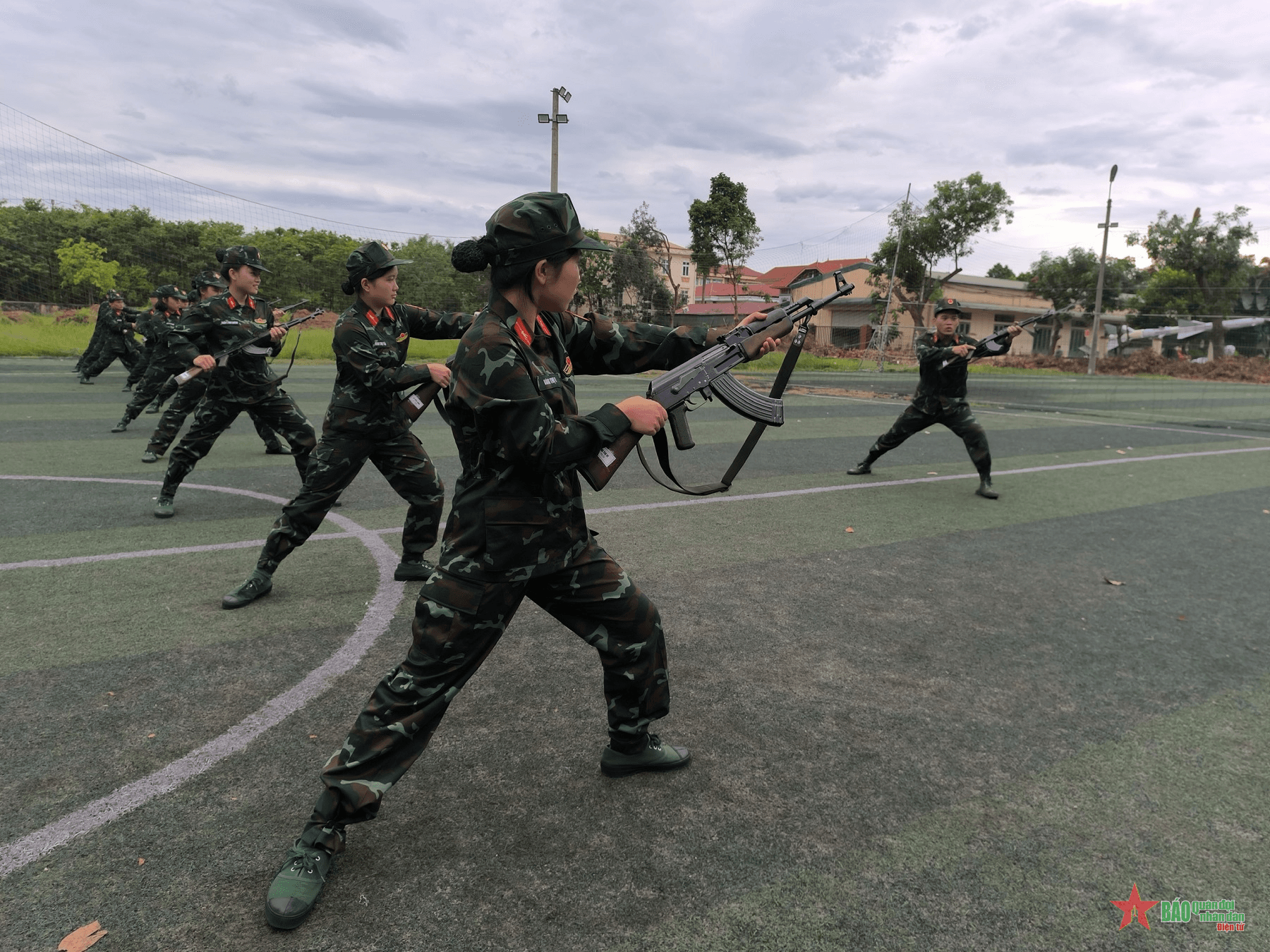 Hoa thép trên đường huấn luyện