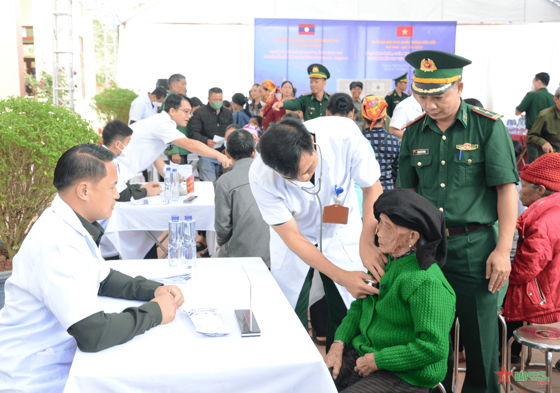 Thầy thuốc quân y nối tình hữu nghị nơi biên giới Việt-Lào – Bài 2: Cảm ơn các thầy thuốc quân y nhiều lắm!