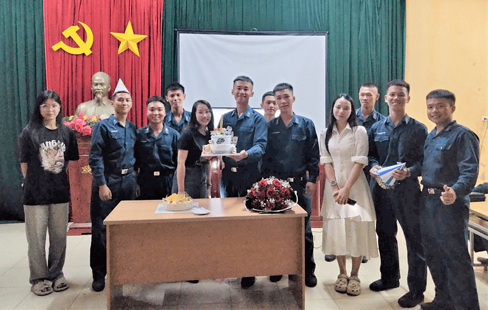 Sinh nhật trong vòng tay đồng đội