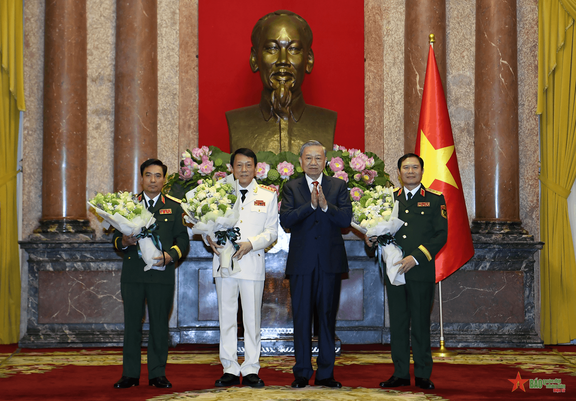Tổng Bí thư, Chủ tịch nước trao quyết định thăng quân hàm Đại tướng, Thượng tướng đối với các sĩ quan Quân đội và Công an