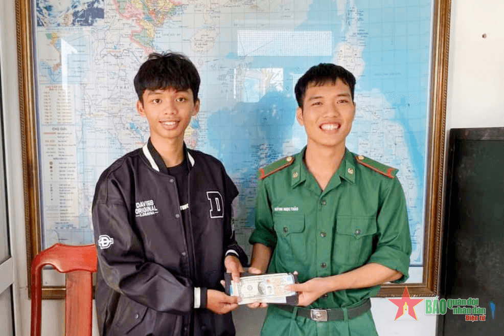Chiến sĩ Biên phòng Đầm Môn trả lại ví cho người bị mất