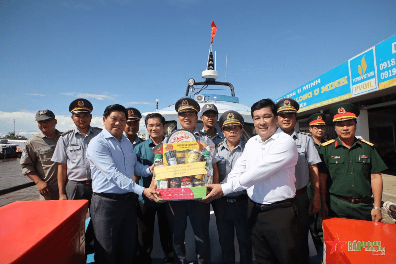 Chương trình “Cùng ngư dân thắp sáng đèn trên biển” được tổ chức tại Cà Mau