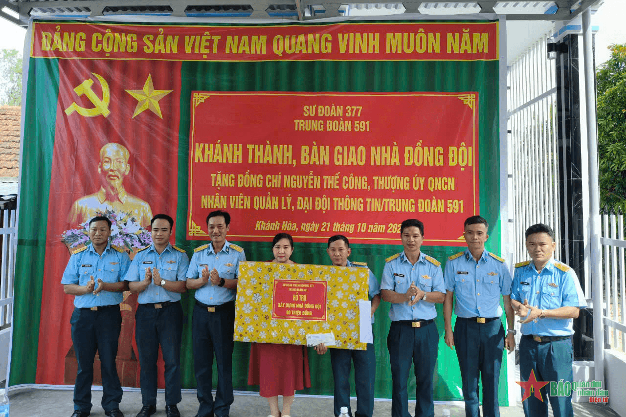 Trung đoàn 591 trao “Nhà đồng đội” tặng gia đình Thượng úy QNCN Nguyễn Thế Công