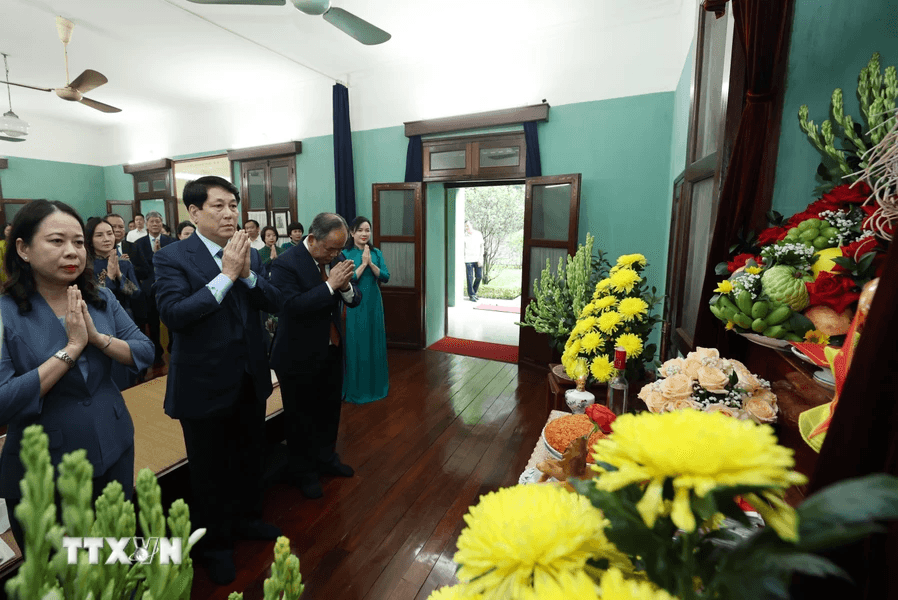 Chủ tịch nước Lương Cường dâng hương tưởng niệm Bác Hồ tại Phủ Chủ tịch