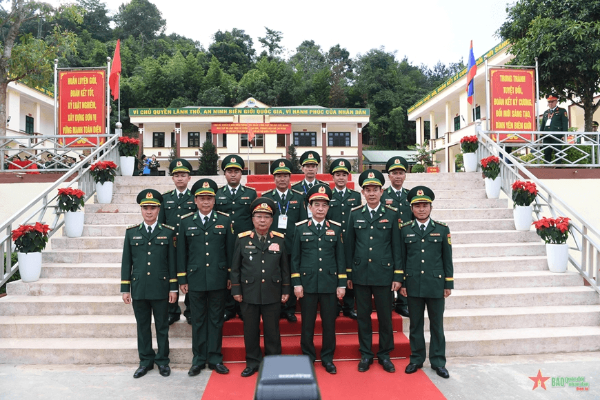 Bộ trưởng Bộ Quốc phòng hai nước Việt Nam - Lào thăm Đồn Biên phòng cửa khẩu Lóng Sập