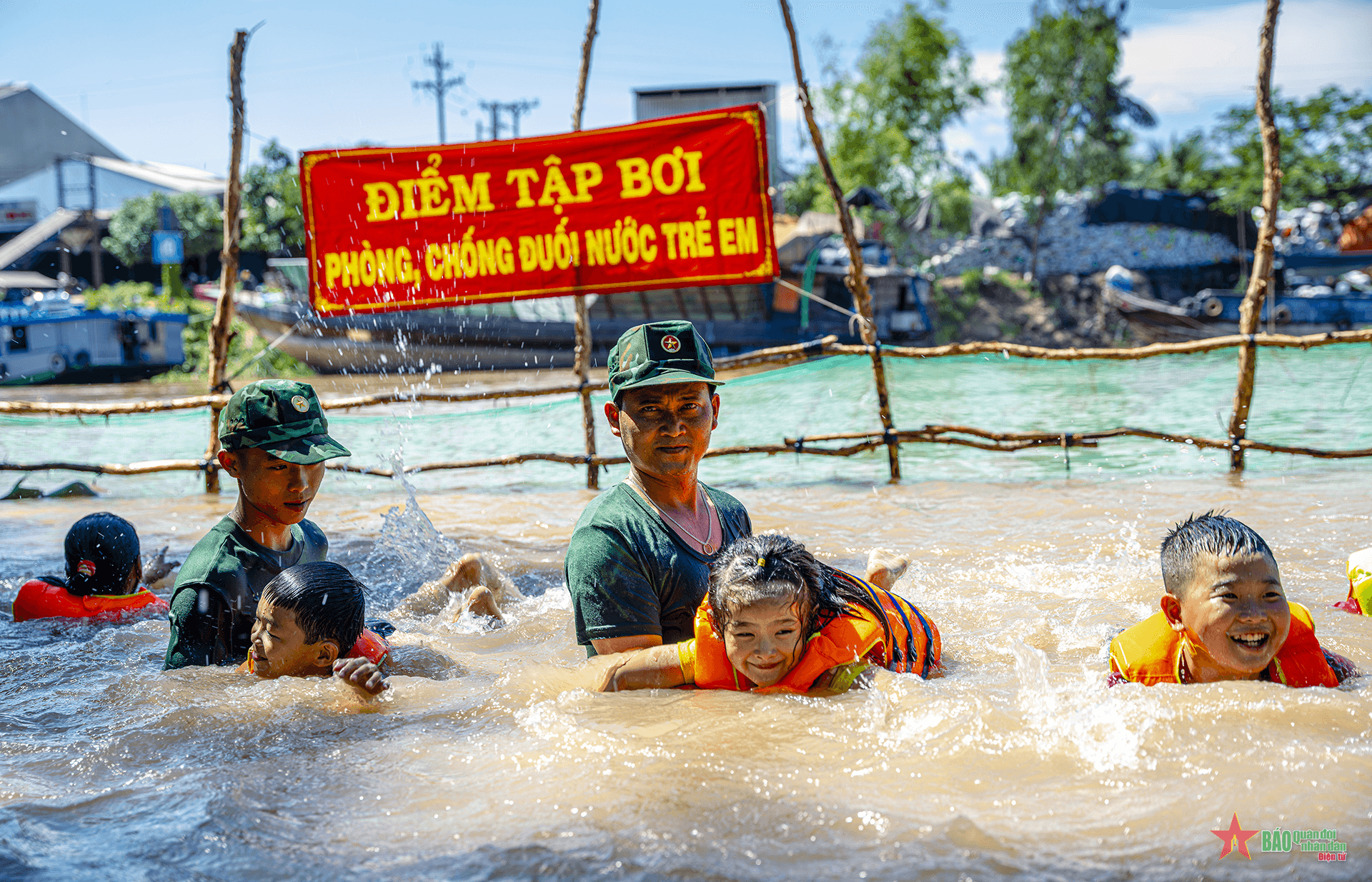 Phổ cập bơi miễn phí cho trẻ em