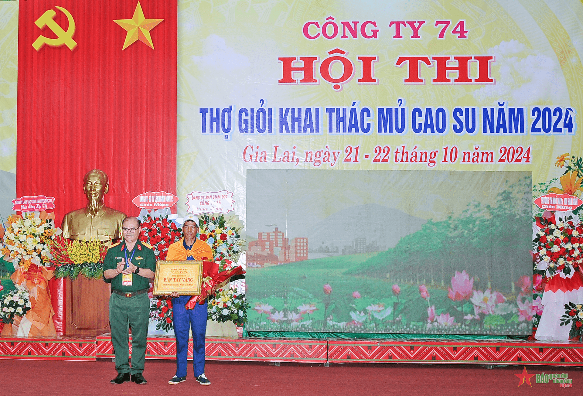 Sôi nổi Hội thi thợ giỏi khai thác mủ cao su ở Công ty 74