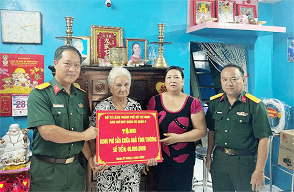 Gắn bó, nghĩa tình với nhân dân