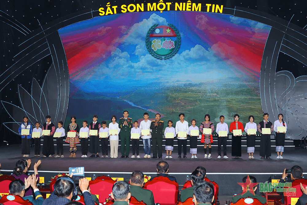 Giao lưu công tác chính trị và sĩ quan trẻ quân đội hai nước Việt Nam-Lào