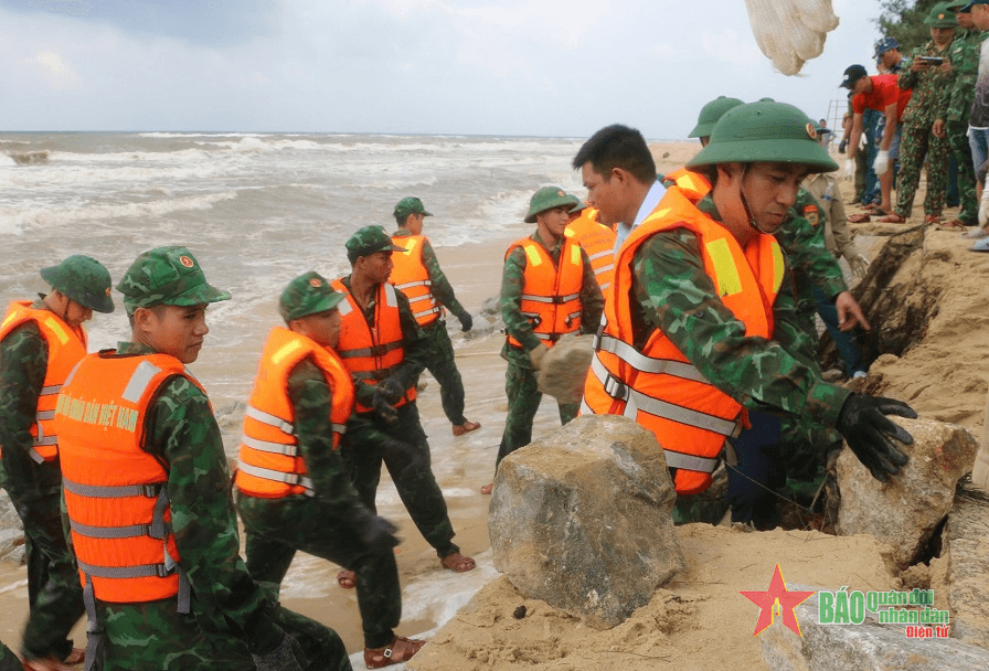 Thừa Thiên Huế: Bộ đội, dân quân khắc phục sạt lở bờ biển