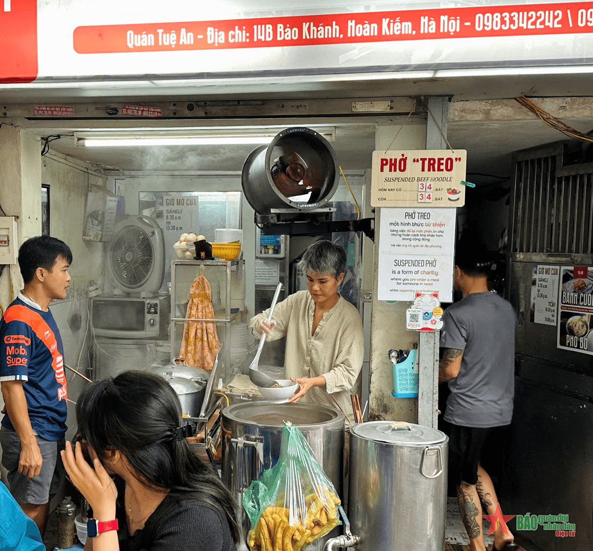Phở “treo” Hà Nội: Bát phở của sự sẻ chia