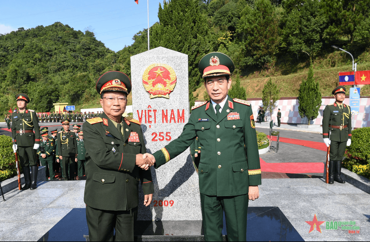 Lực lượng bảo vệ biên giới hai nước Việt Nam - Lào tuần tra chung
