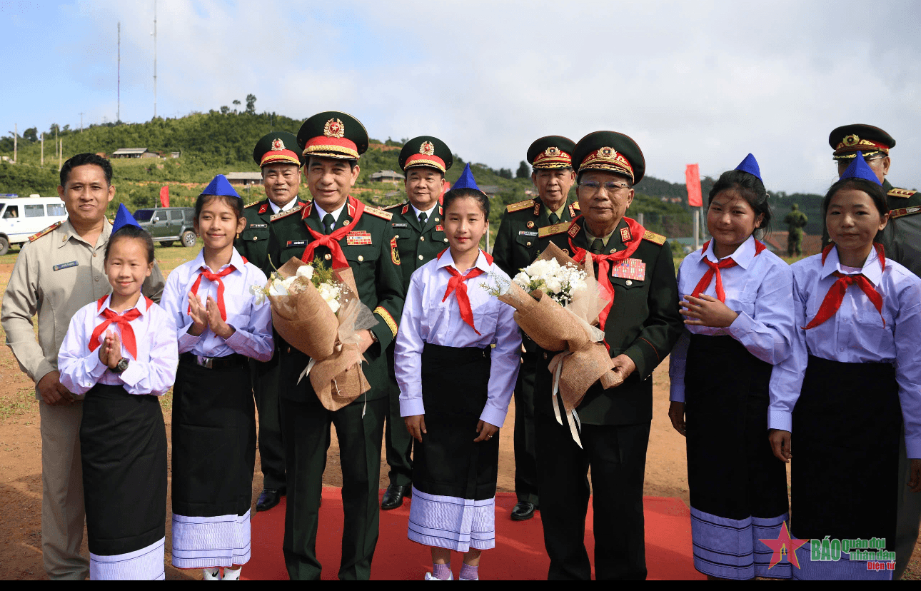 Bộ trưởng Quốc phòng hai nước Việt Nam - Lào thăm Trường Tiểu học - Trung học cơ sở Pahang