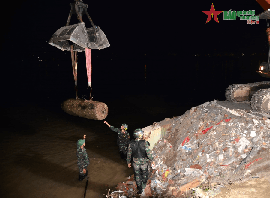 Bộ đội Công binh trục vớt, di dời quả bom gần cầu Long Biên