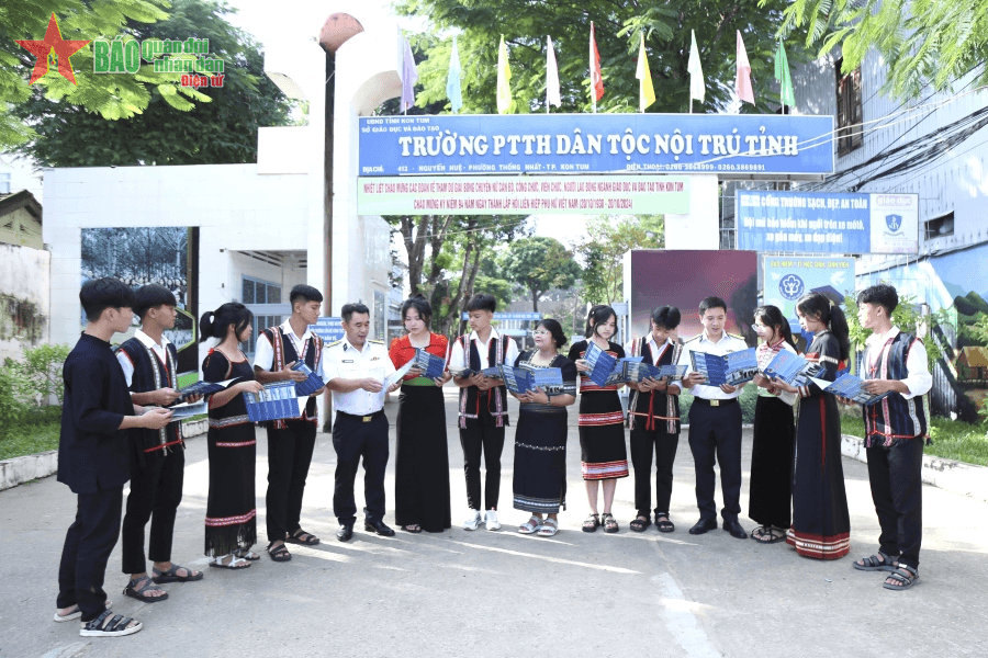Tổng công ty Tân Cảng Sài Gòn tuyên truyền biển, đảo, tư vấn tuyển sinh tại Kon Tum