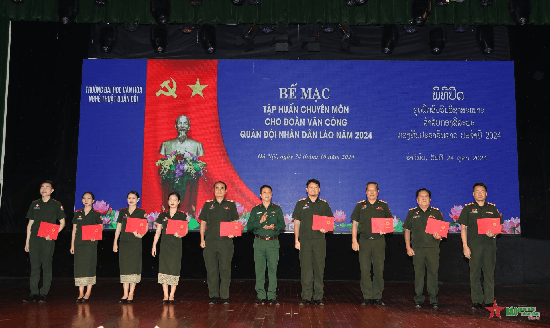 9 cán bộ, diễn viên Đoàn Văn công Quân đội nhân dân Lào nhận chứng chỉ nghệ thuật