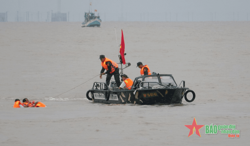Đội tàu thuyền xung kích tìm kiếm cứu hộ, cứu nạn ở Bến Tre