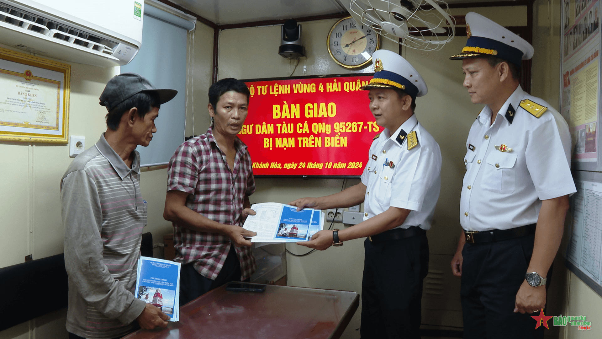 Vùng 4 Hải quân cấp cứu ngư dân gặp nạn trên biển, đưa vào bờ an toàn