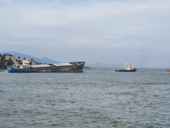 Ứng cứu tàu chở hàng bị mắc cạn trên vùng biển Dung Quất