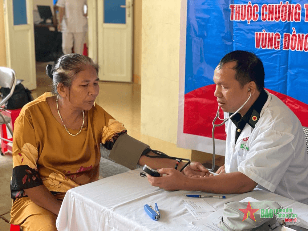 Khám, cấp thuốc và tư vấn sức khỏe cho người dân biên giới Tam Hợp