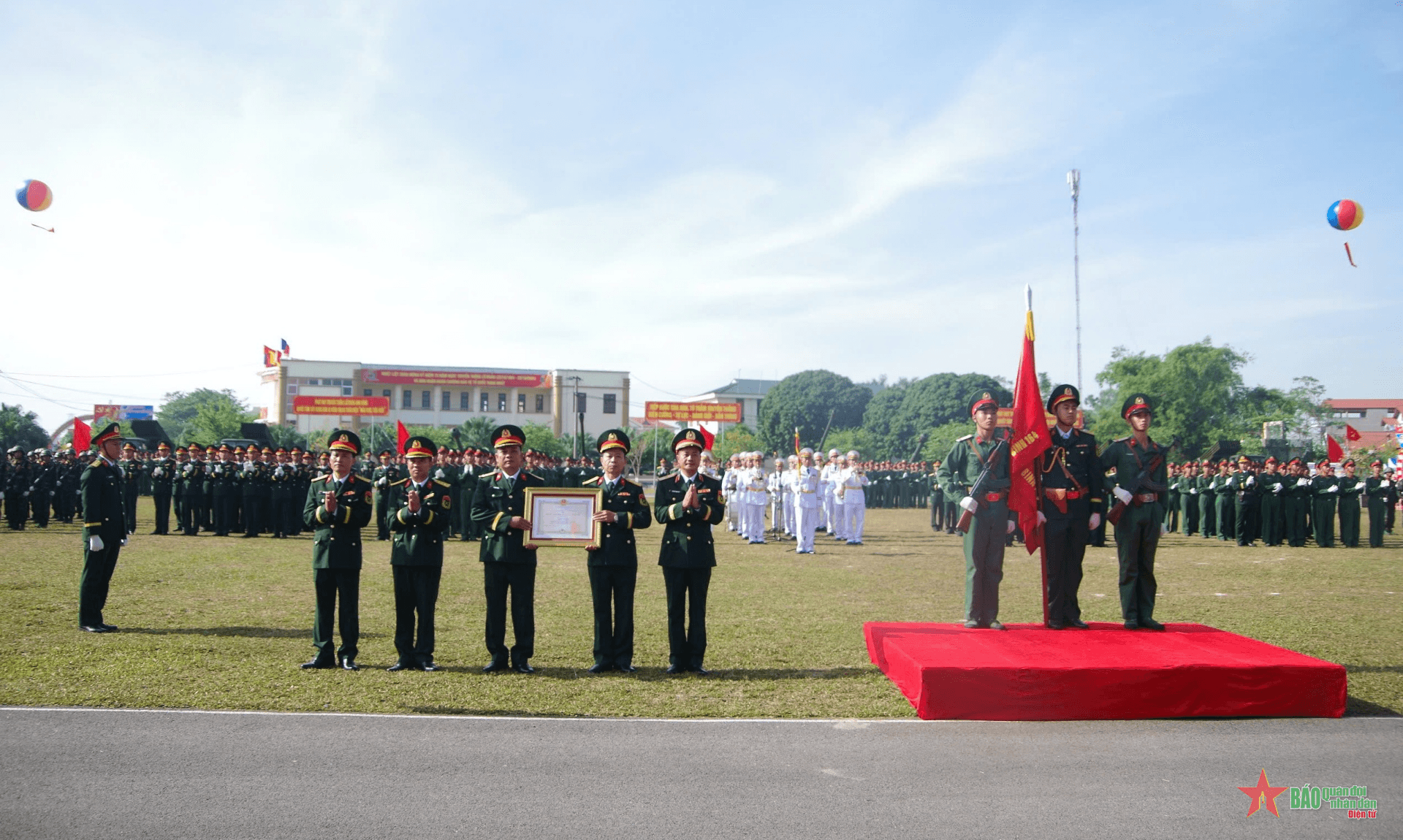 Lữ đoàn Pháo binh 164 đón nhận Huân chương Bảo vệ Tổ quốc hạng Nhất