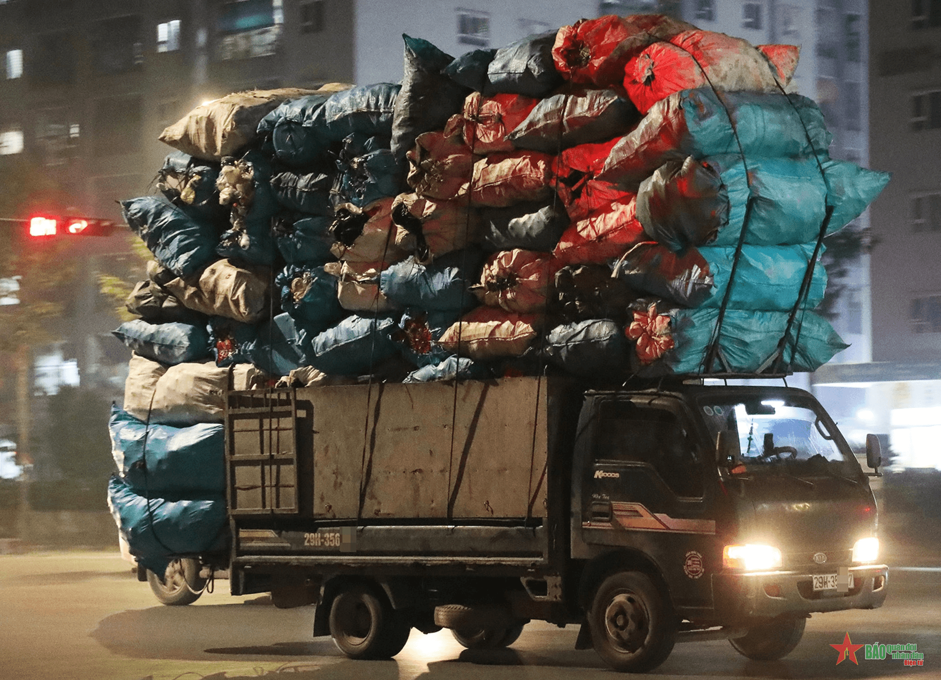 Hà Nội: Cảnh sát giao thông xử lý hàng loạt xe đầu kéo trong đêm