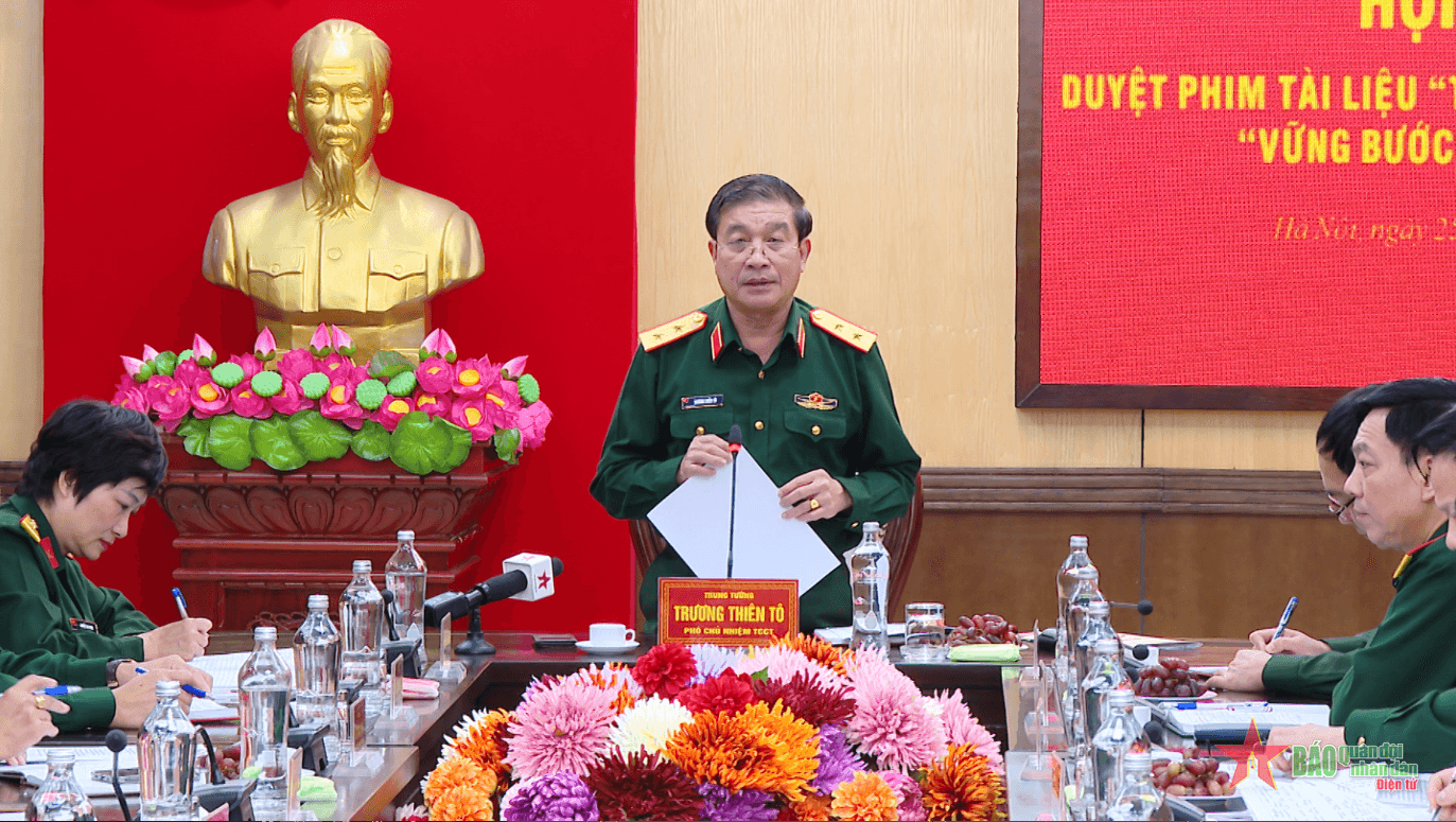Trung tướng Trương Thiên Tô duyệt hai phim tài liệu tuyên truyền về Quân đội