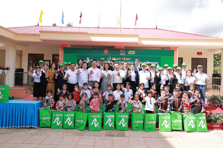 Trao 3 phòng máy tính tặng 3 điểm trường tiểu học ở tỉnh Yên Bái và Lào Cai