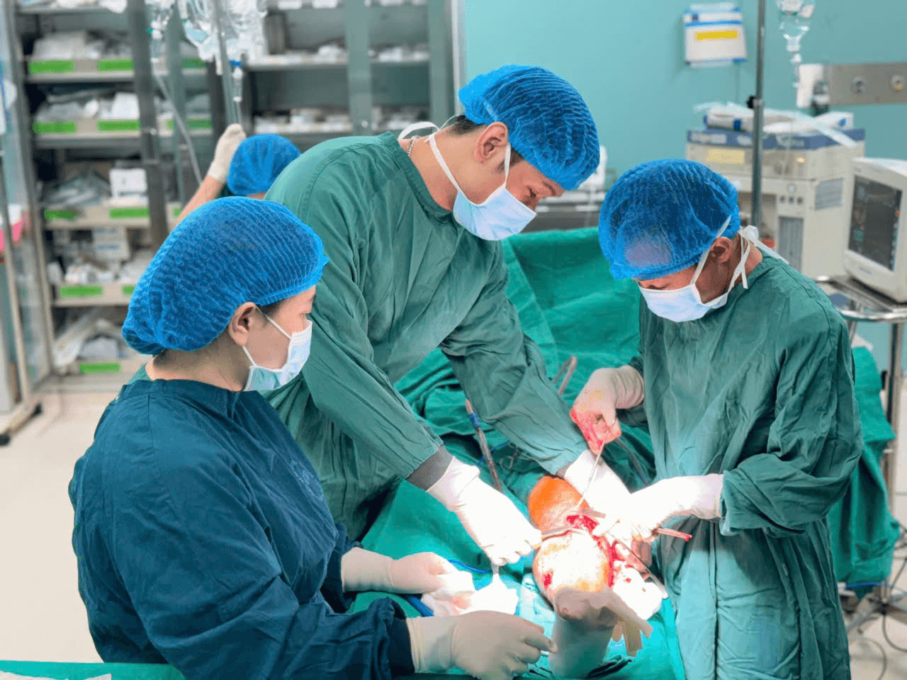 Cấp cứu thành công người đàn ông bị lưỡi bừa cắt xuyên chân