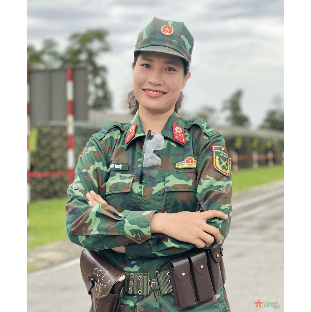Thượng úy, bác sĩ Phạm Thị Huệ bắn giỏi